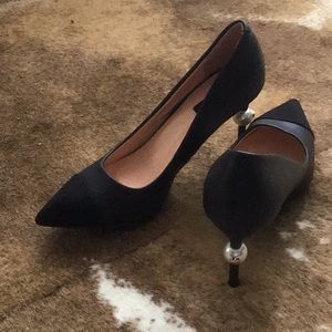 Black heels with pearl